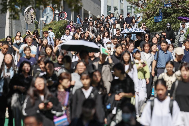 29일 서울 성북구 성신여자대학교에서 열린 '2025학년도 신입학 수시모집 논술고사'를 마친 수험생들이 시험을 마친 뒤 교정을 나서고 있다. 2024.9.29/뉴스1 ⓒ News1 민경석 기자