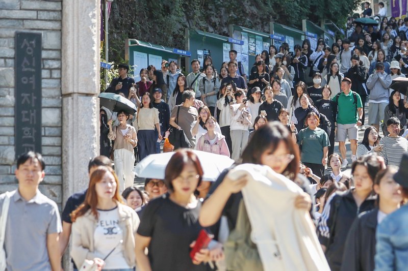 29일 서울 성북구 성신여자대학교에서 열린 '2025학년도 신입학 수시모집 논술고사'를 마친 수험생들이 시험을 마친 뒤 교정을 나서고 있다. 2024.9.29/뉴스1 ⓒ News1 민경석 기자