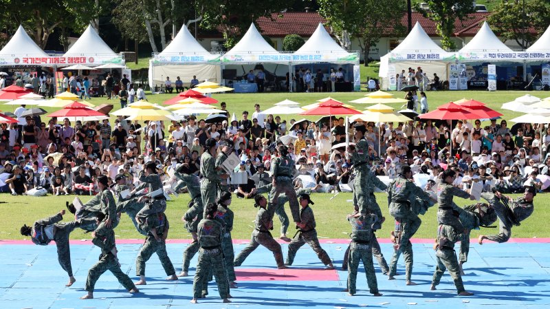 [서울=뉴시스] 김금보 기자 = 건군 76주년 국군의 날을 이틀 앞둔 29일 서울 용산구 용산어린이정원에서 열린 '군 문화 페스타'에서 태권도 시범이 펼쳐지고 있다. 2024.09.29. kgb@newsis.com