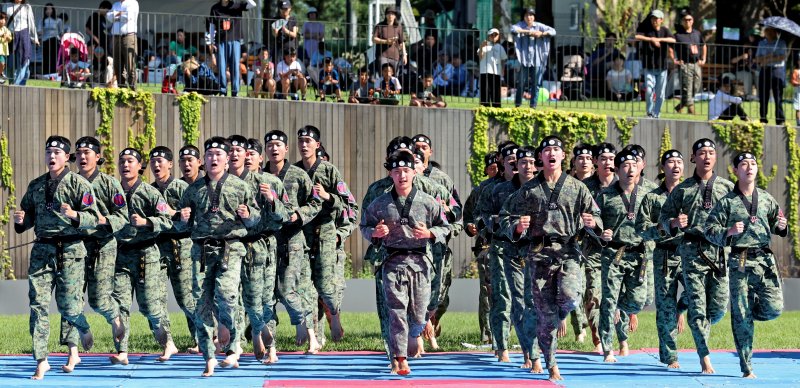 [서울=뉴시스] 김금보 기자 = 건군 76주년 국군의 날을 이틀 앞둔 29일 서울 용산구 용산어린이정원에서 열린 '군 문화 페스타'에서 태권도 시범이 펼쳐지고 있다. 2024.09.29. kgb@newsis.com