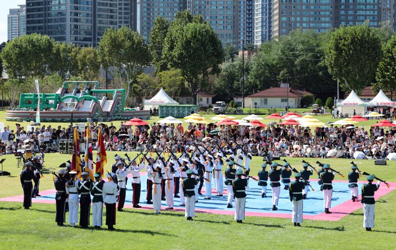 [서울=뉴시스] 김금보 기자 = 건군 76주년 국군의 날을 이틀 앞둔 29일 서울 용산구 용산어린이정원에서 열린 '군 문화 페스타'를 찾은 시민들이 의장대 시범을 관람하고 있다. 2024.09.29. kgb@newsis.com
