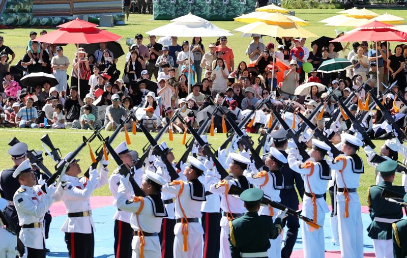 [서울=뉴시스] 김금보 기자 = 건군 76주년 국군의 날을 이틀앞둔 29일 서울 용산구 용산어린이정원에서 열린 '군 문화 페스타'를 찾은 시민들이 의장대 시범을 관람하고 있다. 2024.09.29. kgb@newsis.com