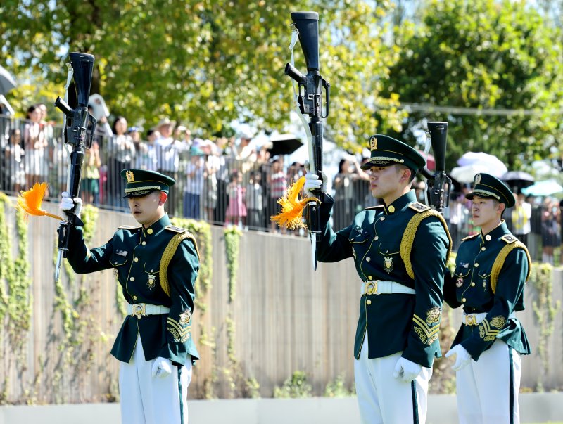 [서울=뉴시스] 김금보 기자 = 건군 76주년 국군의 날을 이틀 앞둔 29일 서울 용산구 용산어린이정원에서 열린 '군 문화 페스타'에서 의장대 시범이 펼쳐지고 있다. 2024.09.29. kgb@newsis.com