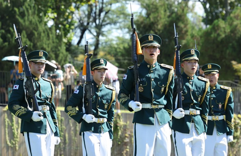 [서울=뉴시스] 김금보 기자 = 건군 76주년 국군의 날을 이틀 앞둔 29일 서울 용산구 용산어린이정원에서 열린 '군 문화 페스타'에서 의장대 시범이 펼쳐지고 있다. 2024.09.29. kgb@newsis.com