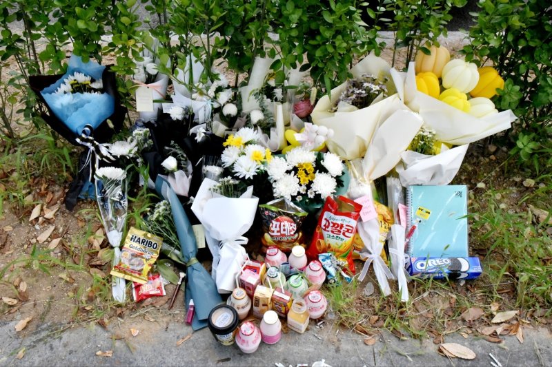 28일 오후 전남 순천시 조례동 한 도로변 화단에서 '10대 여성 살인사건' 피해자를 추모하기 위한 발길이 이어지고 있다.2024.9.28/뉴스1 ⓒ News1 김동수 기자 /사진=뉴스1