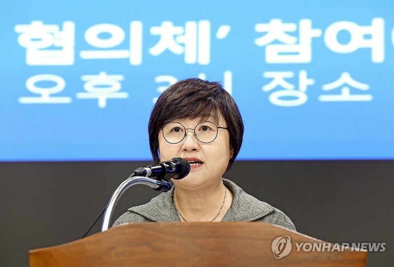 최안나 대한의사협회 대변인이 13일 오후 서울 용산구 대한의사협회 회관에서 의료대란 관련 '여야의정 협의체' 참여에 대한 의료계 공동 입장문을 발표하고 있다. / 사진=연합뉴스