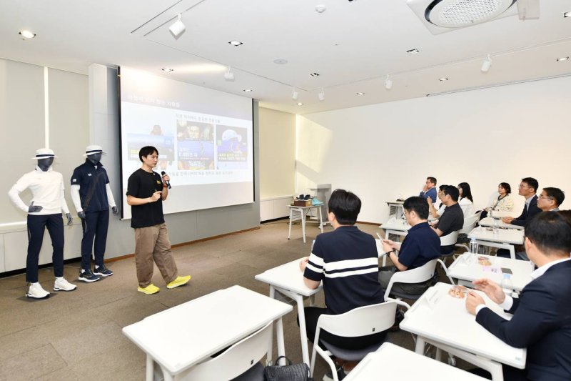 코오롱스포츠 신발개발파트의 박세종 파트 리더가 지난 27일 서울 강남구 코오롱인더스트리FnC 사옥에서 '행정안전부 과장급 대상 기업 혁신사례 교육'에서 강연하고 있다. 코오롱 제공