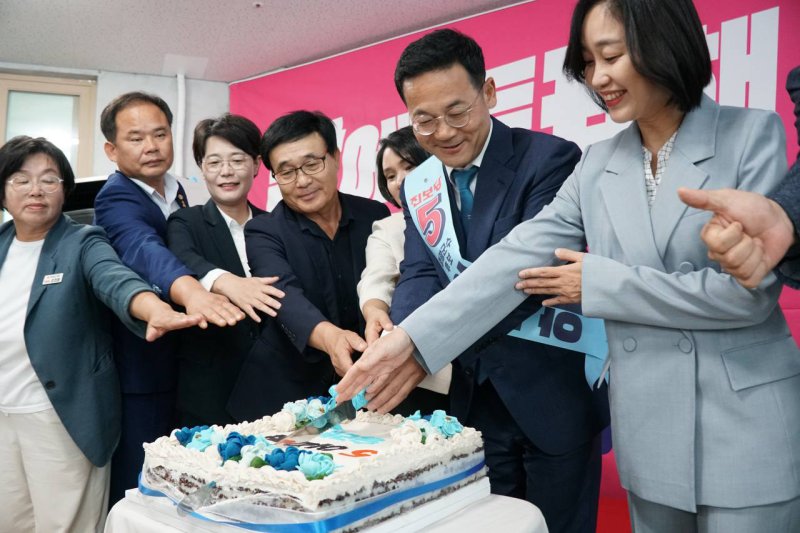 진보당 김재연 상임대표와 이석하 영광군수 후보 등이 29일 전남 영광읍에서 열린 이석하 후보 선거사무소 개소식에서 축하 떡케이크를 자르고 있다.(진보당 제공)2024.9.29/뉴스1