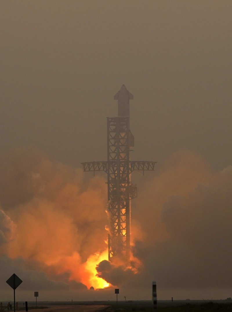 [보카 치카=AP/뉴시스] 6월 6일 미 텍사스주 보카 치카의 스타베이스에서 스페이스X의 대형 우주선 '스타십'이 짙은 안개를 뚫고 네 번째 시험 비행을 위해 발사되고 있다. '스타십'은 일론 머스크의 우주기업 스페이스X가 달·화성 탐사를 목표로 개발한 대형 우주선이다. 2024.09. 30.