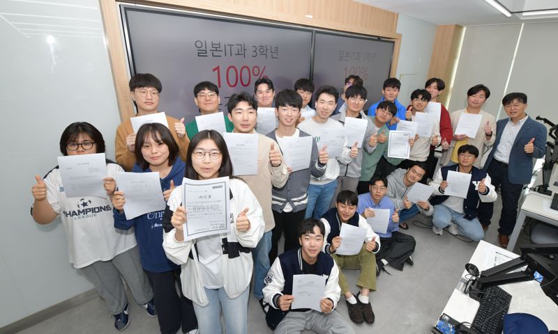 일본 기업에 전원 채용이 확정된 영진전문대 컴퓨터정보계열 일본IT과 3학년생들이 채용내정서를 들고 박성철 지도교수(오른쪽)와 함께 포즈를 취했다, 영진전문대 제공