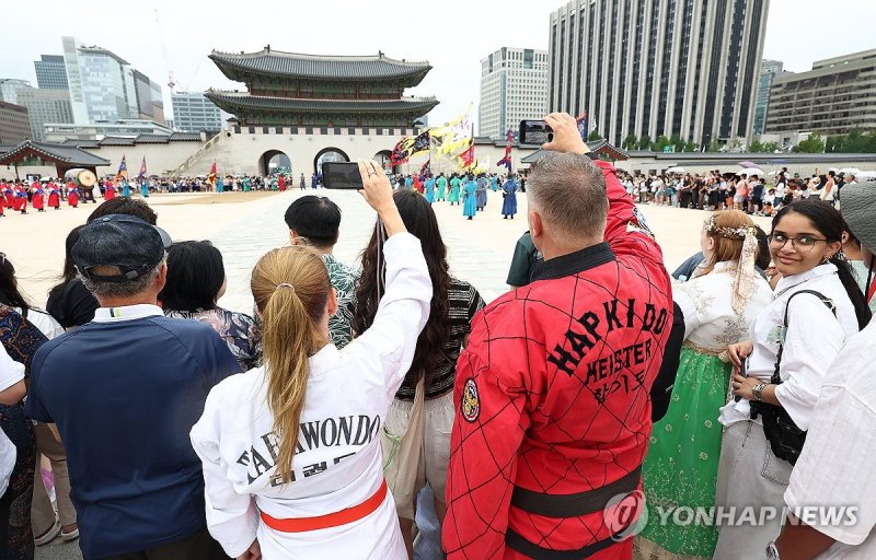 8월 한국을 찾은 외국인 관광객 수가 코로나 팬데믹 직전인 2019년의 99% 수준을 회복한 가운데 지난 29일 오후 서울 경복궁을 찾은 관광객들이 수문장 교대식을 보고 있다. 사진=연합뉴스