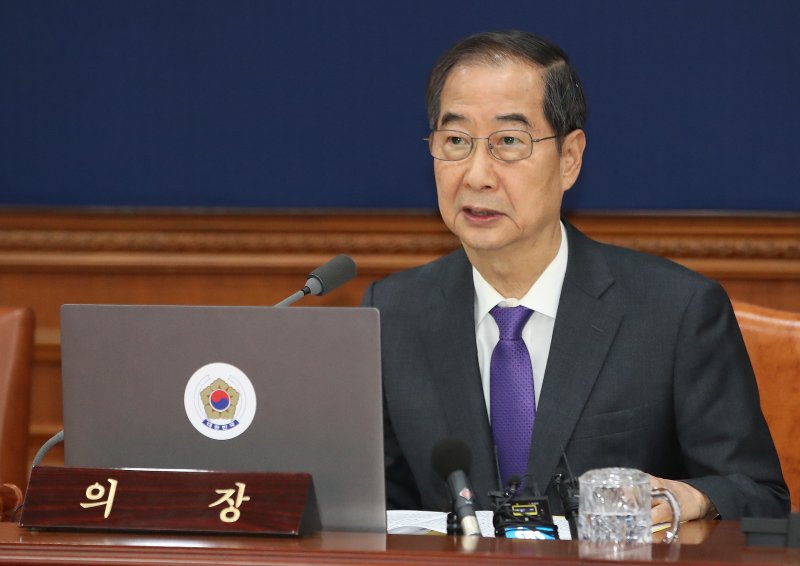 한덕수 국무총리가 30일 서울 종로구 정부서울청사에서 열린 국무회의에서 발언을 하고 있다. 이날 국무회의에서는 김건희 여사 특검법과 해병대원 특검법, 지역화폐법에 재의요구안(거부권) 행사 건의안 등 을 심의했다. 2024.9.30/뉴스1 ⓒ News1 임세영 기자