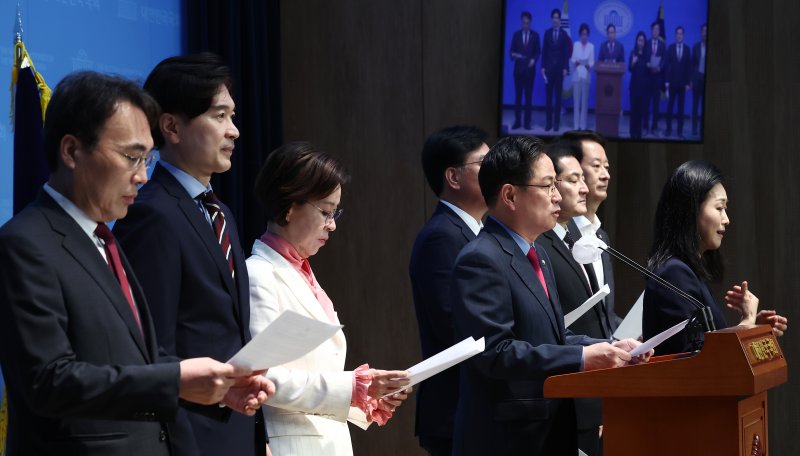 국회 기획재정위원회 소속 국민의힘 박수영 간사를 비롯한 의원들이 30일 오전 서울 여의도 소통관에서 금융투자소득세(금투세) 폐지를 위한 성명서 발표 기자회견을 하고 있다. 뉴스1