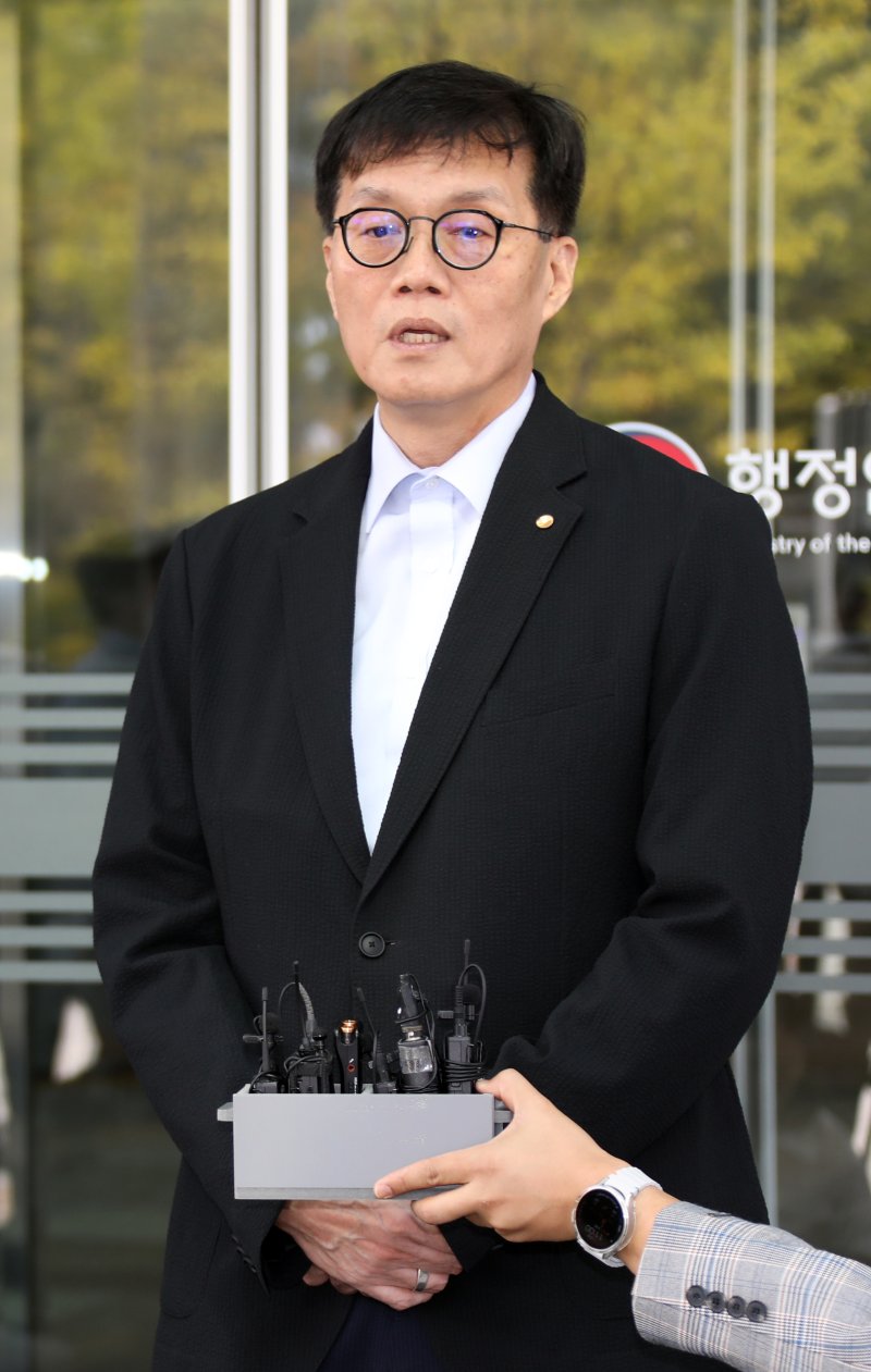 기자들 질문에 답하는 이창용 한국은행 총재 (세종=연합뉴스) 배재만 기자 = 이창용 한국은행 총재가 30일 오전 정부세종청사 중앙동 기획재정부 입구에서 최상목 부총리 겸 기획재정부 장관을 만나면서 기자들의 질문에 답하고 있다. 2024.9.30 scoop@yna.co.kr (끝)