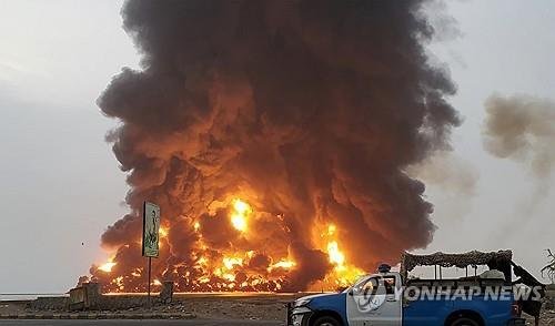 지난 7월 이스라엘군 공격으로 화염에 휩싸인 예멘 호데이다 항구 (※기사와 직접 관련 없음)[EPA 연합뉴스 자료사진. 재판매 및 DB 금지]