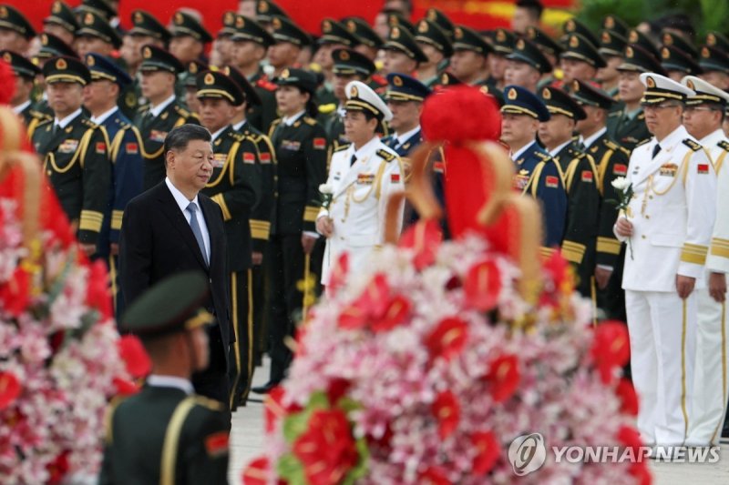 열사기념일 행사 참석한 시진핑 Chinese President Xi Jinping walks past members of the Chinese People's Liberation Army (PLA) as he arrives for a ceremony to commemorate Martyrs' Day, on the eve of the 75th founding anniversary of the People's Republic of China, on Tiananmen Square in Beijing, China September 30, 
