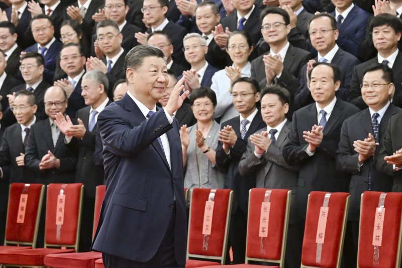 시진핑 중국 국가주석이 지난 23일 중국 베이징 인민대회당에서 창어6호 달 탐사 임무 연구 개발에 참여한 과학자, 엔지니어들을 만나 인사하고 있다. 시 주석을 비롯해 리창 총리, 자오러지 전인대 상무위원장, 왕후닝 전국정치협상회의 주석 등주요 지도자들은 이날 달 뒷면 토양 샘플과 달 탐사 프로젝트 20주년 성과에 대한 전시를 관람했다. /사진=뉴시스화상