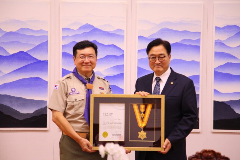 이찬희(왼쪽) 한국스카우트연맹 총재와 우원식 국회의장이 기념사진을 촬영하고 있다. 한국스카우트연맹 제공