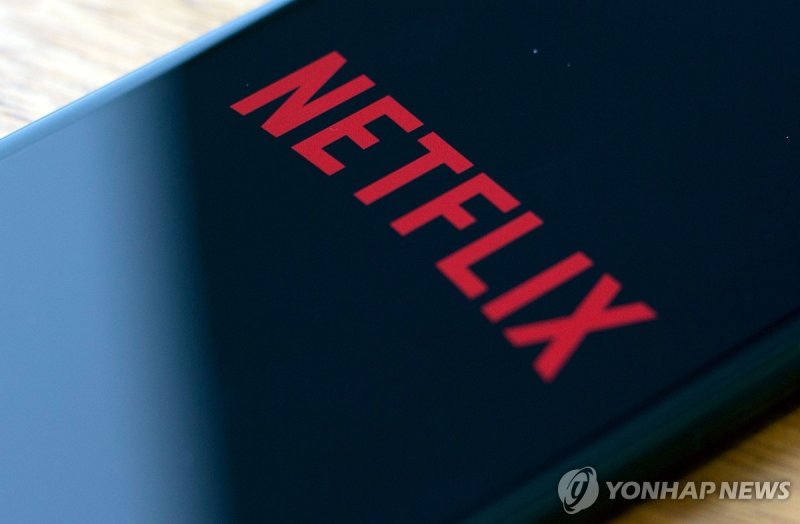 넷플릭스 로고 (FILES) In this file photo taken on July 10, 2019 the Netflix logo is seen on a phone in Washington, DC. On September 15, 2014, Netflix, the giant video-on-demand platform, arrived in France and nothing will ever be the same again. (Photo by Alastair Pike / AFP)