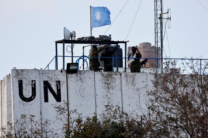 지난해 10월 12일 레바논 남부 마르와힌에서 레바논 주둔 유엔 평화유지군(UNIFIL) 병사들이 이스라엘 국경 지역을 관찰하고 있다.로이터연합뉴스