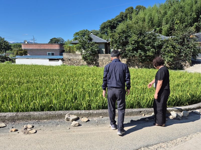 전남도는 공익직불금 부당수급 차단을 위해 2024년 기본형 공익직불금 신청자 중 신규, 관외 경작자 등 7200여 농가를 대상으로 실경작 여부 등 확인을 위해 현장 점검<사진>에 나섰다고 1일 밝혔다. 전남도 제공