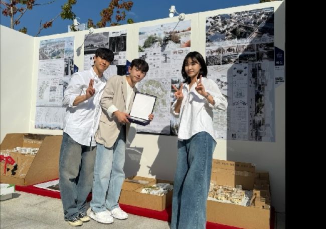 경북도건축문화제 공모전에서 대상을 차지한 동명대 건축학과 학생들이 상을 받고 포즈를 취했다. 동명대 제공