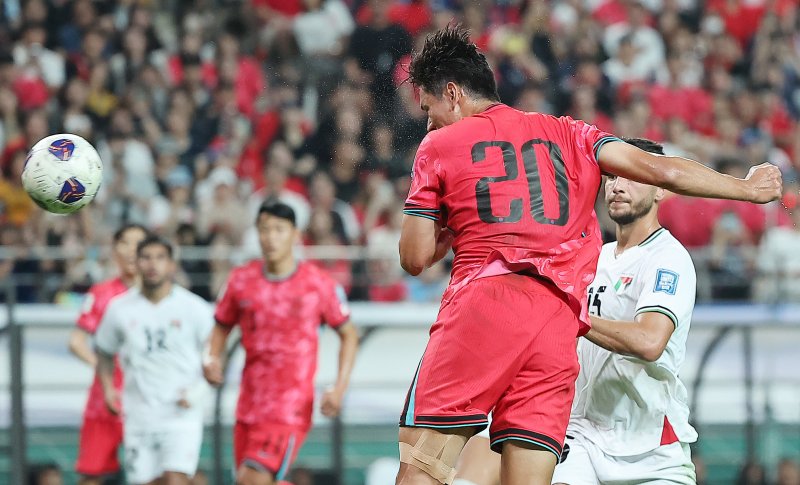 5일 오후 서울 마포구 서울월드컵경기장에서 열린 2026 국제축구연맹(FIFA) 북중미 월드컵 아시아 3차 예선 B조 1차전 대한민국과 팔레스타인의 경기, 후반 대한민국 오세훈이 헤딩슛을 하고 있다. 2024.9.5/뉴스1 ⓒ News1 김진환 기자