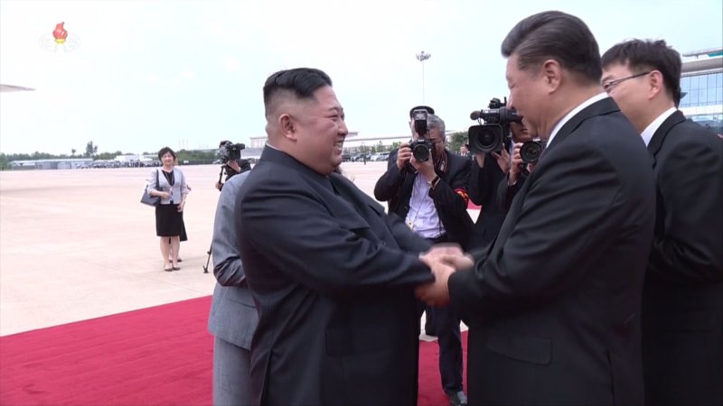 【서울=뉴시스】김정은 북한 국무위원장과 부인 리설주 여사가 평양국제비행장에서 국빈방문한 시진핑 중국 국가주석과 부인 펑리위안 여사를 환송했다. 또 이날 시진핑 내외를 태운 차가 숙소를 떠나 평양국제비행장에 이르는 도로에 평양시민들이 열렬히 환송했다며 조선중앙TV가 22일 보도했다. 2019.06.22. (사진=조선중앙TV 캡쳐) photo@newsis.com