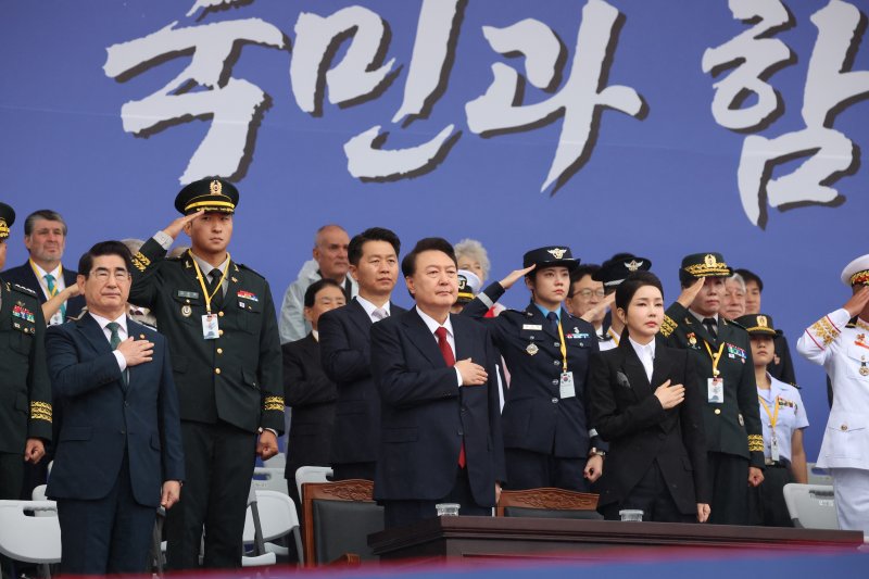 윤석열 대통령과 부인 김건희 여사가 1일 성남 서울공항에서 열린 건군 제76주년 국군의날 기념식에서 국기에 경례하고 있다. /사진=뉴시스화상