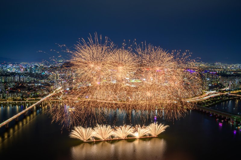 서울시는 매년 100만명에 가까운 인파가 모이는 서울세계불꽃축제를 앞두고 안전·교통·편의 분야별 대책을 가동하고, 4일 행정안전부와 합동 점검을 한다. 서울시 제공