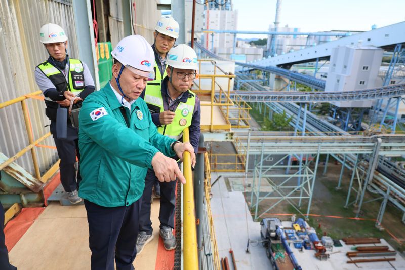 이정복 한국서부발전 신임 사장(앞줄)이 9월 30일 태안발전본부를 찾아 현장을 둘러보고 있다. 한국서부발전 제공