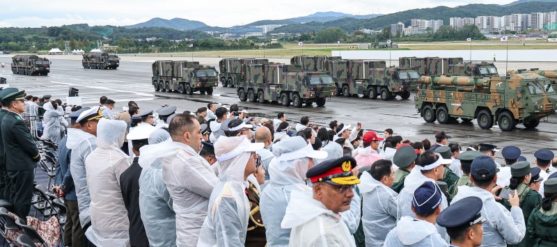 1일 경기도 성남시 서울공항에서 열린 제76주년 국군의 날 기념식에서 고위력 탄도미사일 '현무-5'등이 포함된 한국형 3축 체계 제대가 분열하고 있다. 2024.10.1/뉴스1 ⓒ News1 김도우 기자
