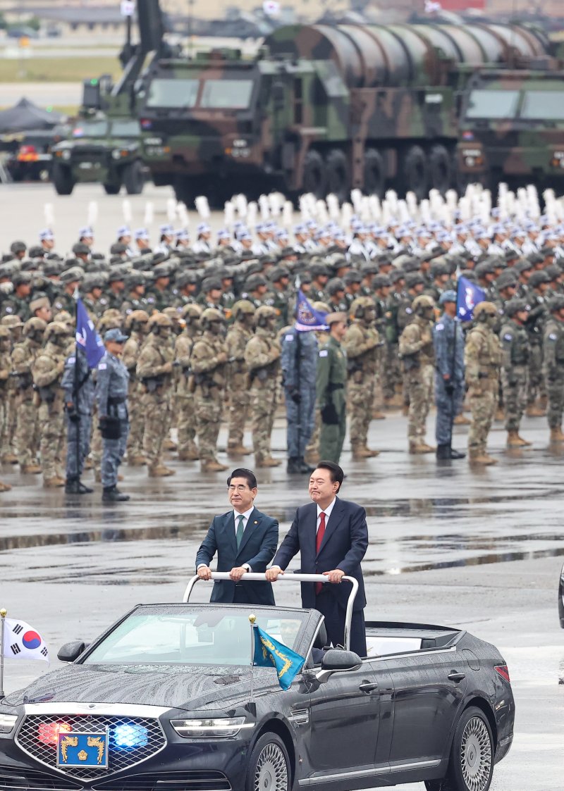 윤석열 대통령이 1일 경기도 성남 서울공항에서 열린 건군 제76주년 국군의 날 기념식에서 사열하고 있다. 2024.10.1/뉴스1 ⓒ News1 김도우 기자