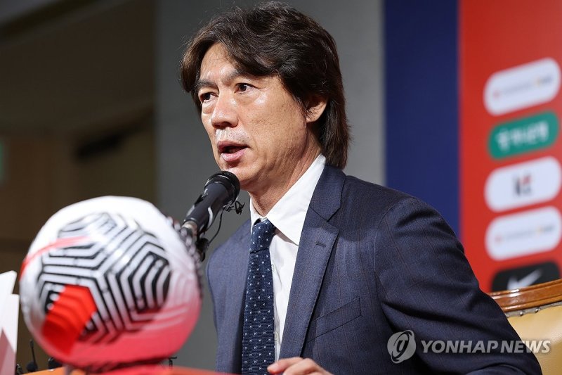 홍명보 감독 대표팀 명단 발표 홍명보 감독 대표팀 명단 발표 (서울=연합뉴스) 신현우 기자 = 홍명보 축구 국가대표팀 감독이 30일 오전 서울 종로구 축구회관에서 2026 북중미 월드컵 아시아 3차 예선 B조 3, 4차전에 나설 대표 선수 명단을 발표하고 있다. 2024.9.30 nowwego@yna.co.kr (끝)