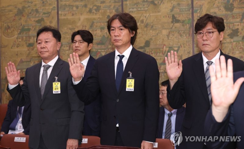 선서하는 홍명보 감독과 이임생 기술총괄이사 선서하는 홍명보 감독과 이임생 기술총괄이사 (서울=연합뉴스) 신준희 기자 = 홍명보 축구 국가대표팀 감독과 이임생 대한축구협회 기술총괄이사가 24일 서울 여의도 국회에서 열린 문화체육관광위원회 전체회의에서 증인선서를 하고 있다. 2024.9.24 hama@yna.co.kr (끝)