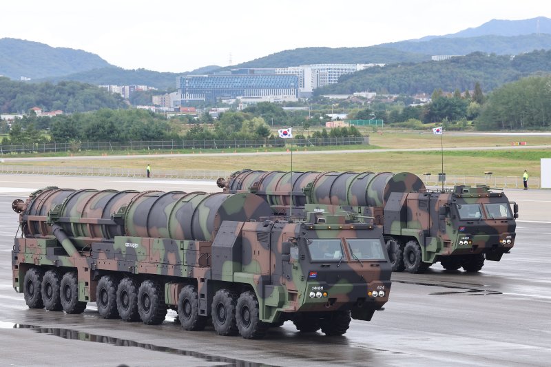1일 경기도 성남 서울공항에서 열린 건군 제76주년 국군의 날 기념식에서 '괴물 미사일'로 불리는 지대지 미사일 현무-5가 분열하고 있다. 2024.10.1/뉴스1 ⓒ News1 김도우 기자