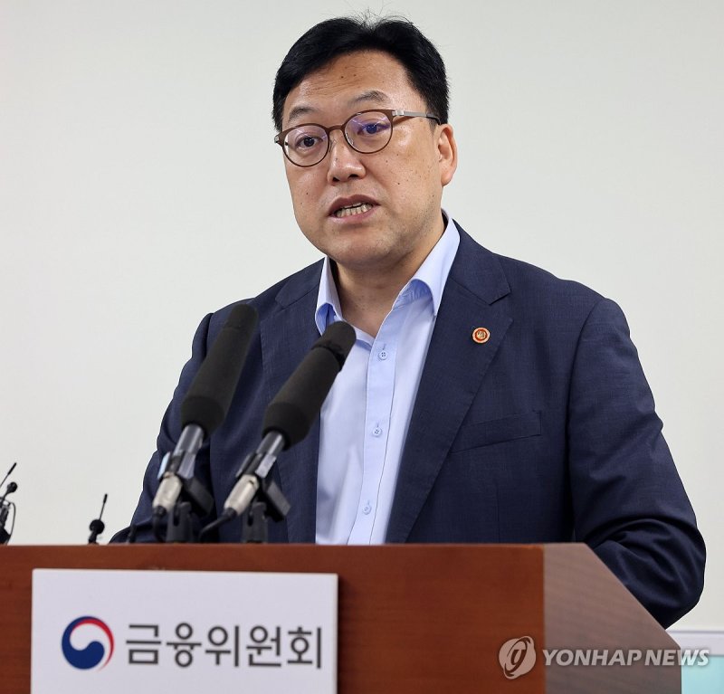 김병환 금융위원장이 지난달 6일 서울 종로구 정부서울청사에서 가계부채 관련 브리핑을 하고 있다. 출처=연합뉴스