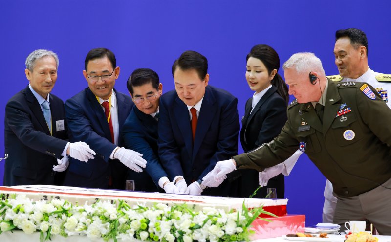 윤석열 대통령과 부인 김건희 여사가 1일 성남 서울공항 국빈행사장에서 열린 건군 제76주년 국군의날 경축연에서 축하 떡케이크를 자르고 있다. 왼쪽부터 김관진 국방혁신위 부위원장, 주호영 국회부의장, 김용현 국방부 장관, 윤 대통령, 김 여사, 폴 러캐머라 주한미군사령관, 김명수 합참의장. 사진=대통령실