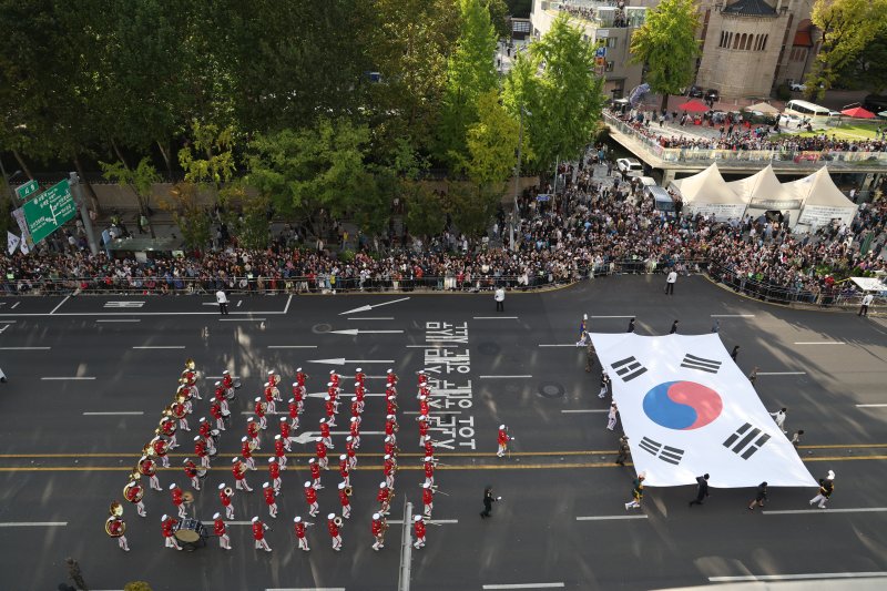 건군 제76주년 국군의 날 시가행진이 열린 1일 서울 세종대로에서 대형 태극기가 행진하고 있다. 연합뉴스