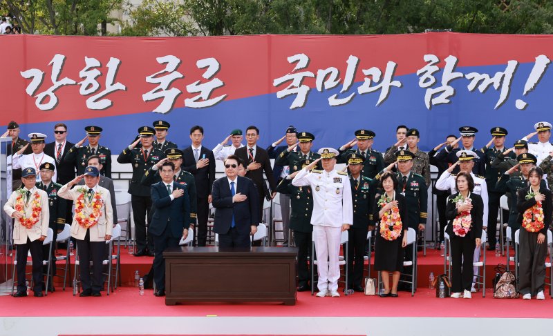 윤석열 대통령이 1일 서울 광화문 일대에서 열린 건군 76주년 국군의날 시가행진에서 국기에 경례하고 있다. (대통령실통신사진기자단) /사진=뉴시스화상