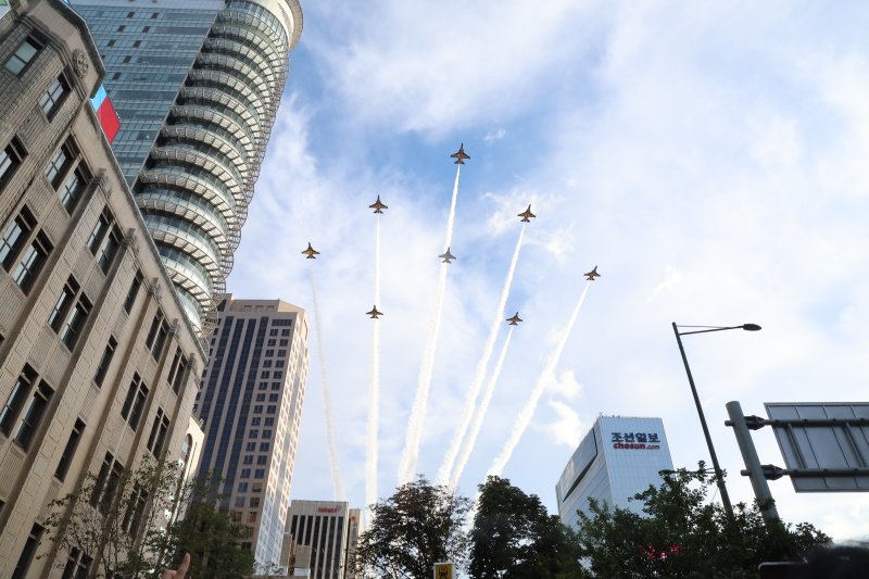 건군 제76주년 국군의 날 시가행진이 열린 1일 서울 시내 상공 위로 블랙이글스가 축하 비행을 펼치고 있다. 연합뉴스