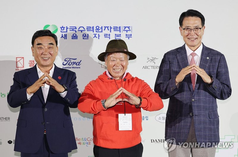 "제9회 울산울주세계산악영화제 개막합니다" "제9회 울산울주세계산악영화제 개막합니다" (울산=연합뉴스) 김용태 기자 = 27일 오후 울산시 울주군 영남알프스 복합웰컴센터에서 열린 '제9회 울산울주세계산악영화제' 개막식 그린 카펫 행사에서 김두겸 울산시장(왼쪽부터), 영화제 집행위원장인 산악인 엄홍길, 이사장인 이순걸 울주군수가 인사하고 있다. 2024.9.27 yongtae@yna.co.kr (끝)