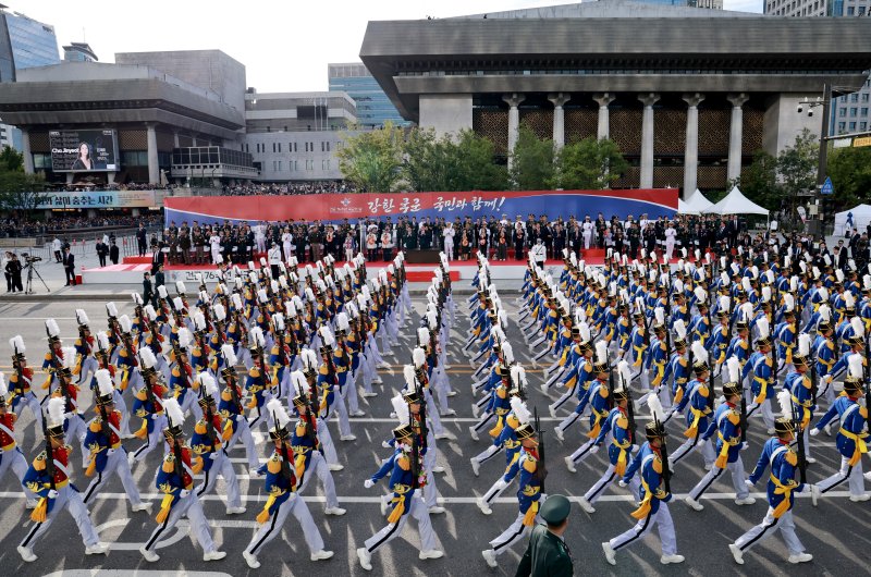 건군 76주년 국군의날 시가행진이 열린 지난 1일 서울 광화문 광장 관람 무대 앞을 육군사관학교 생도들이 이동하고 있다. 사진=연합뉴스