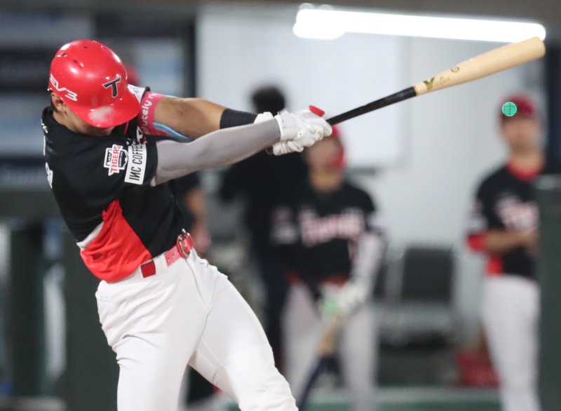 28일 오후 부산 사직야구장에서 열린 '2024 신한 SOL 뱅크 KBO리그' 롯데 자이언츠와 KIA 타이거즈의 경기, 6회초 2사 주자 2루 상황 KIA 김도영이 1루타를 치고 있다. 2024.9.28/뉴스1 ⓒ News1 윤일지 기자