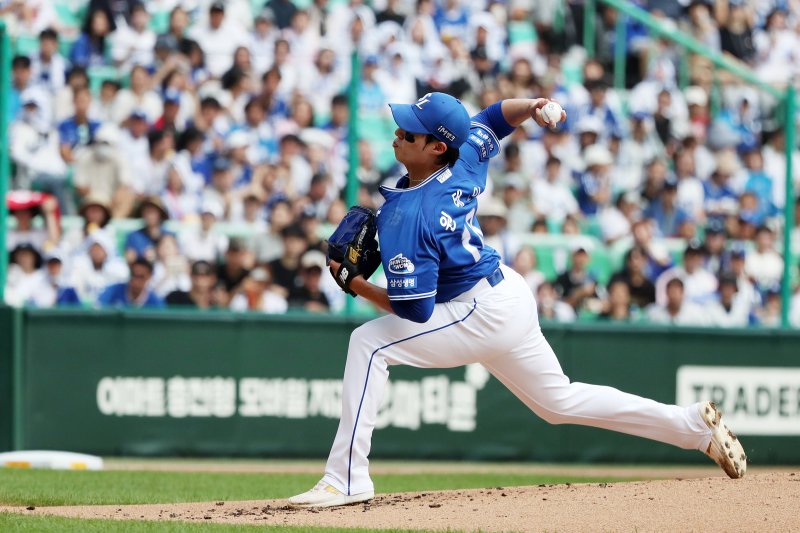 15일 오후 인천 SSG랜더스필드에서 열린 프로야구 '2024 신한 SOL 뱅크 KBO리그' SSG 랜더스와 삼성 라이온즈의 경기에서 삼성 선발투수 원태인이 역투하고 있다. 2024.9.15/뉴스1 ⓒ News1 이승배 기자