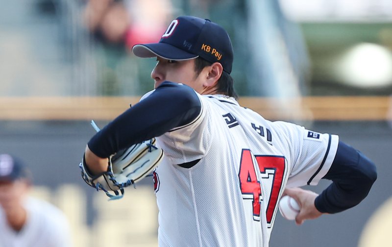 6일 오후 서울 송파구 잠실야구장에서 열린 ‘2024 신한 SOL 뱅크 KBO리그’ LG 트윈스와 두산 베어스의 경기, 두산 선발투수 곽빈이 1회초 등판해 역투하고 있다. 2024.8.6/뉴스1 ⓒ News1 김도우 기자