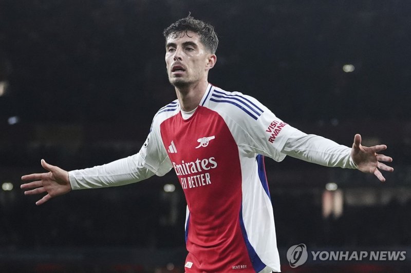카이 하베르츠 Arsenal's Kai Havertz celebrates after scoring the opening goal during the Champions League opening phase soccer match between Arsenal FC and Paris Saint-Germain at Arsenal stadium in London, England, Tuesday, Oct. 1, 2024. (Adam Davy/PA via AP) UNITED KINGDOM OUT; NO SALES; NO ARCHIVE; PHOT