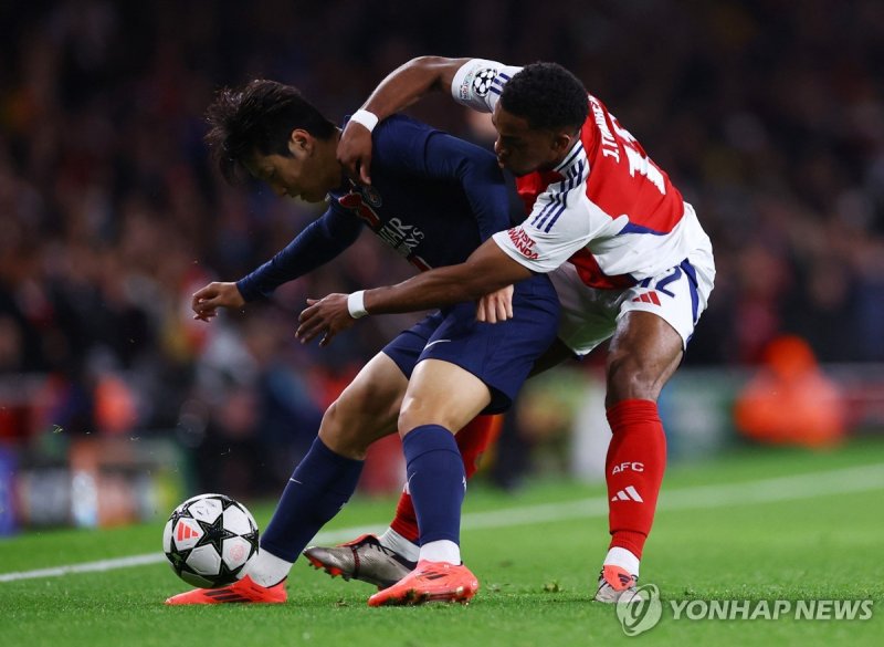 이강인 Soccer Football - Champions League - Arsenal v Paris St Germain - Emirates Stadium, London, Britain - October 1, 2024 Paris St Germain's Lee Kang-in in action with Arsenal's Jurrien Timber REUTERS/Hannah Mckay