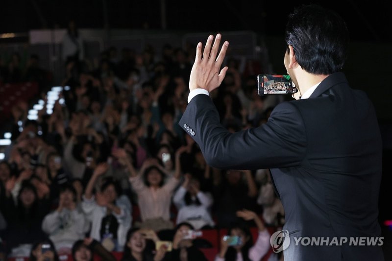 지난해 부산 해운대구 영화의전당에서 열린 '제28회 부산국제영화제' 폐막식 레드카펫 행사에서 배우가 관객을 촬영하고 있다. 연합뉴스