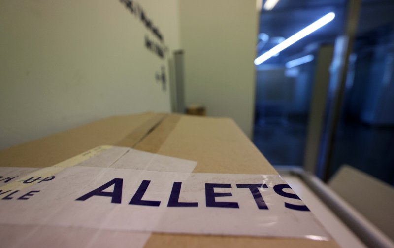 가구, 가전제품 등을 판매하는 온라인 쇼핑몰 '알렛츠(ALLETS)'가 '부득이한 경영상의 사정'으로 지난달 31일자로 서비스를 종료한다고 밝혔다. 알렛츠 입점 판매자와 구매자들은 고객센터와 연락이 되지 않는다며 피해자들을 모아 오픈채팅방을 개설한 상태다.일부 입점 판매자들은 중간 정산일인 지난 16일에 정산금 지급이 이뤄지지 않았다고 주장하는 등 제2의 티메프 사태가 우려되는 상황이다. 지난달 19일 서울 성동구 소재 알렛츠 운영사 인터스텔라에 알렛츠 제품 포장용 박스가 놓여있다. 사진=뉴시스